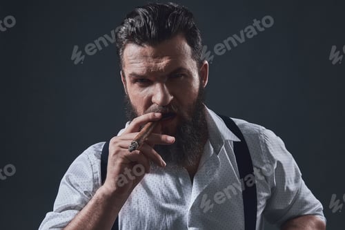 Preview: Stylish bearded man