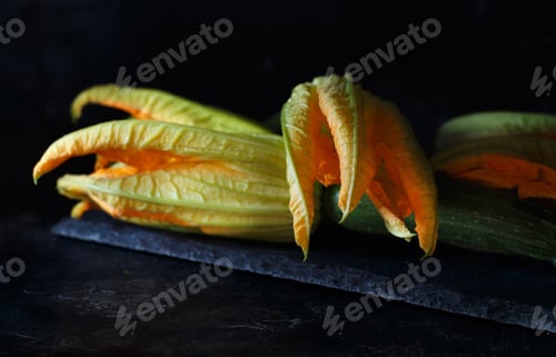 Preview: Zucchini with flowers