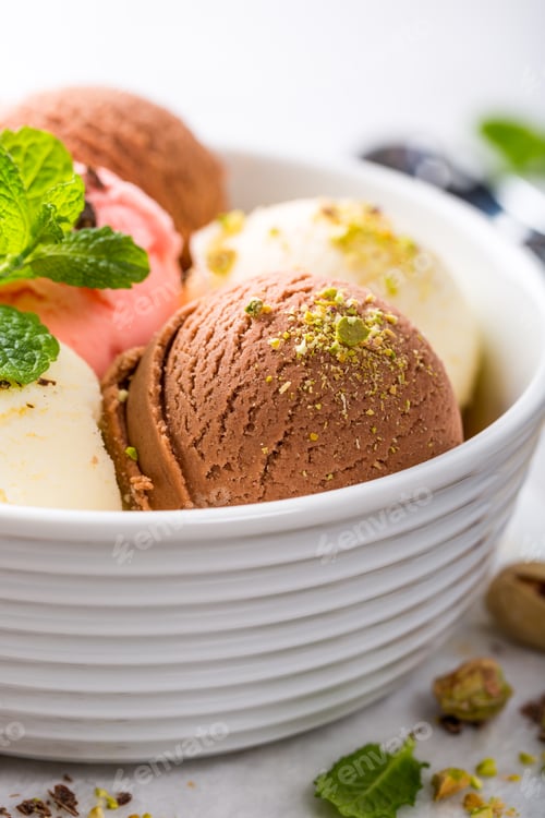 Vista previa: Assorted ice cream in white bowl.