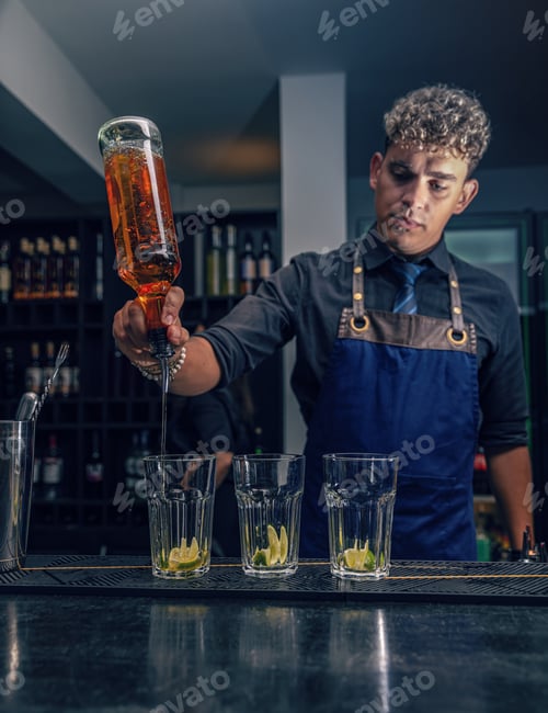 Vista previa: Camarero preparando un cóctel