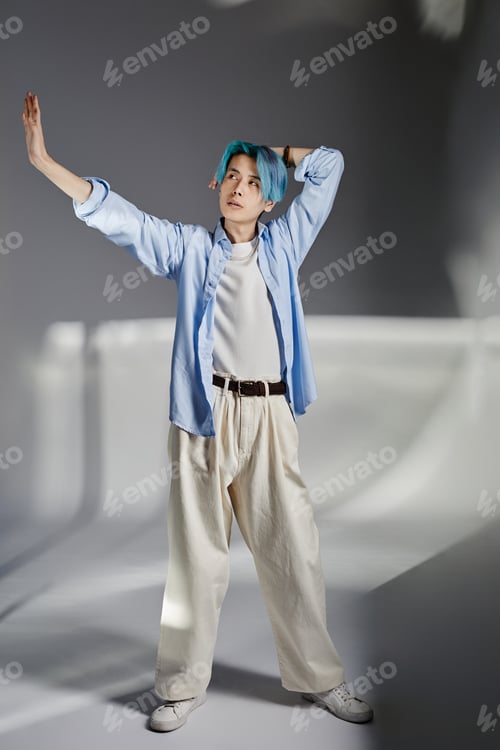Preview: Asian young dancer standing in pose