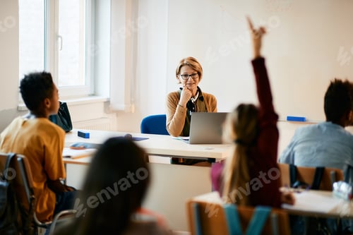 Preview: Elementary school teacher and her students during a class in the classroom.