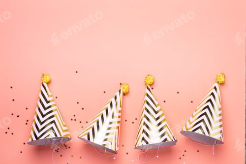 Visualização: Conceito de festa de aniversário. Cones dourados listrados, chapéus
e confetes