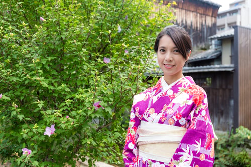 Preview: Young woman with Japanese Costume in Temple