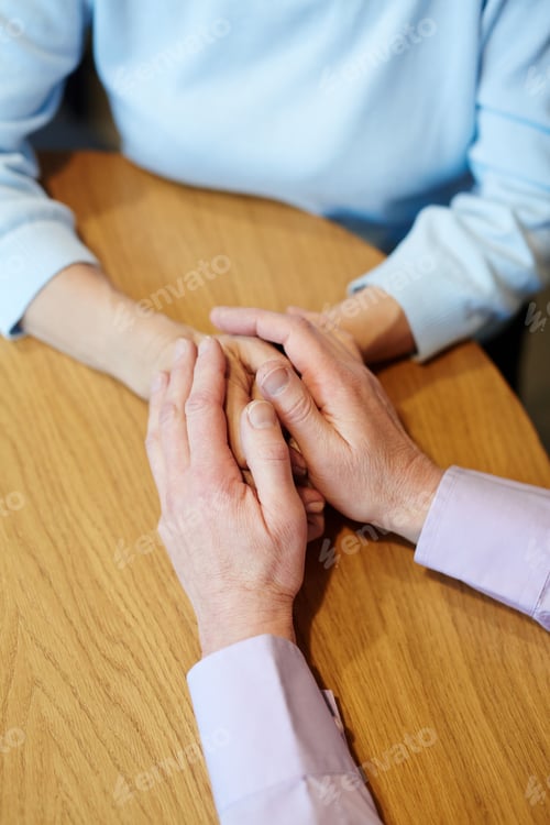 Preview: Hands of seniors