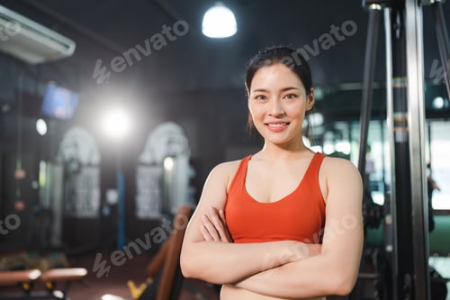 Vista previa: strong athlete man person exercising in the sport gym, workout exercise training in fitness
