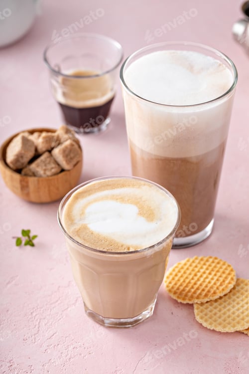 Preview: Coffee and espresso drinks in glasses, latte and mocha