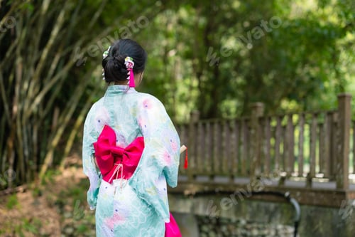 Preview: Japanese woman wear yukata at outdoor park