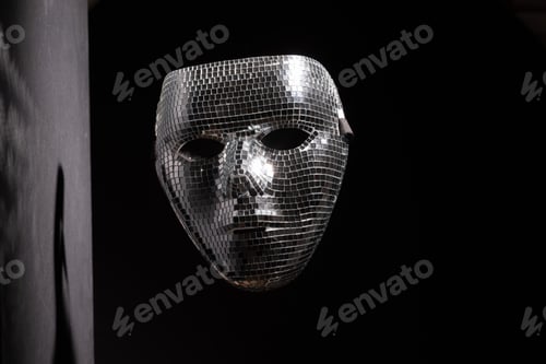 Preview: Shiny mirror mask evoking nightlife and mystery