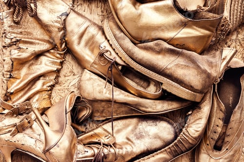 Preview: Bunch of old shoes and boots painted in golden yellow