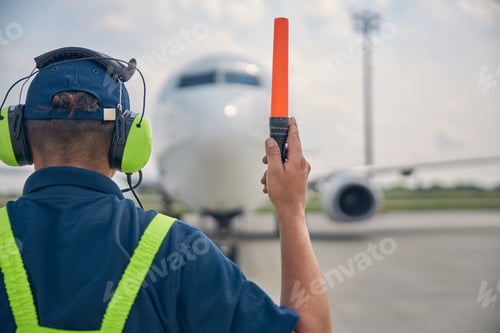 Preview: Male worker holding the raised right hand