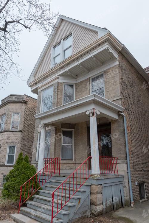 Vorschau: Großes Backsteingebäude an einer Straße in Chicago City
