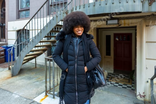 Preview: Smiling african american woman standing in new york city