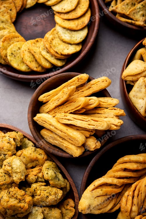 Preview: Indian snack mathri or Mathiya served in a group