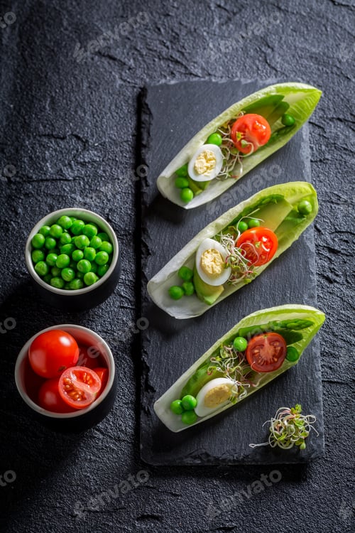 Preview: Decomposition of salad in chicory with egg, sprouts and avocado.