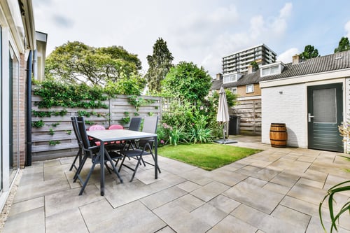 Preview: Amazing courtyard of the house with a lawn