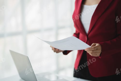 Preview: Asian businesswoman, successful entrepreneur in financial business, professional executive wearing s