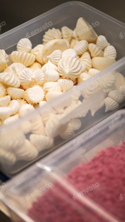 Preview: bunch of meringue twirls in a box for cake icing and top decoration