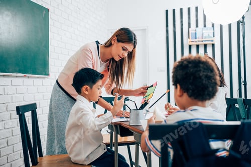 Vista previa: Maestros de escuela y estudiantes felices que tienen actividades interesantes y atractivas en clase.
