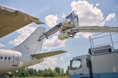 Preview: Special gadget being ready for washing plane