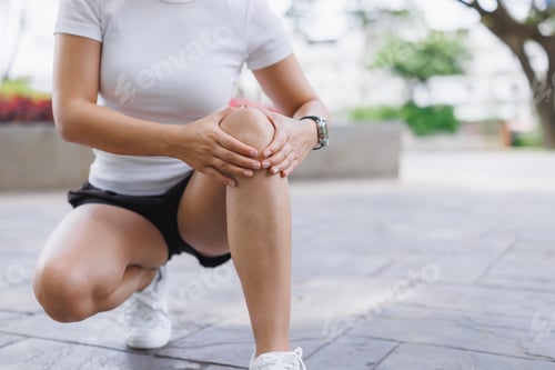 Preview: Woman experiencing knee pain during outdoor workout