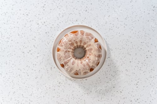 Preview: Simple vanilla bundt cake from box cake