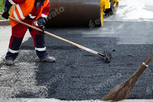 Preview: The road workers' working group updates part of the road with fresh hot asphalt