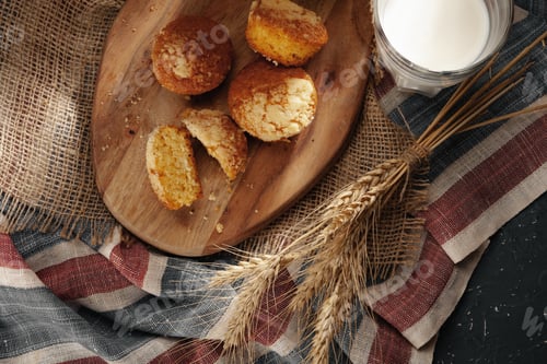 Preview: Glass of milk and cookies on table
