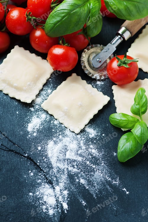 Preview: Uncooked ravioli with tomato and basil