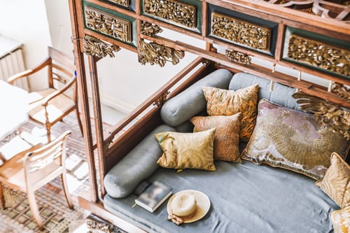 Exquisite settee with cushions in mirror