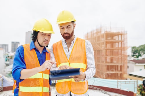 Preview: Contractor and builder discussing work schedule