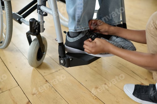 Vorschau: Kleiner Junge hilft seinem behinderten Vater