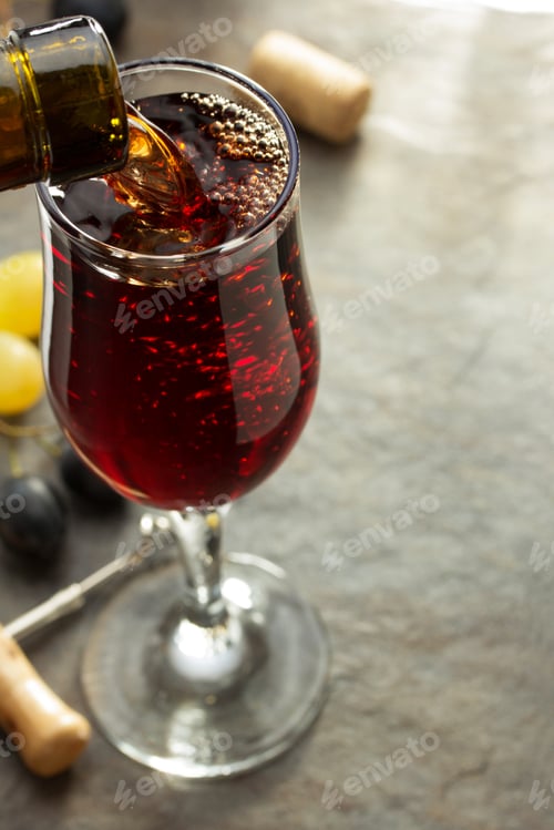 Preview: wine glass and grapes