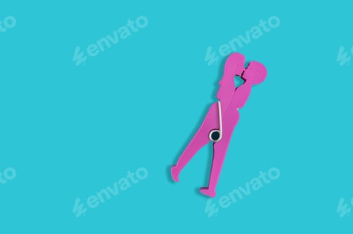 Preview: Top view of a couple kissing each other clothespin isolated on a blue background