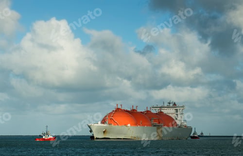 Preview: Gas tanker entering harbour with help of tug boat
