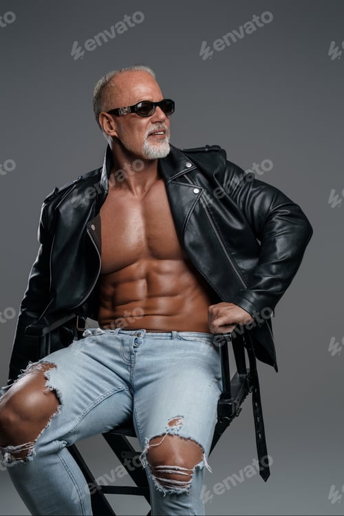 Preview: Charismatic muscular male model of mature age