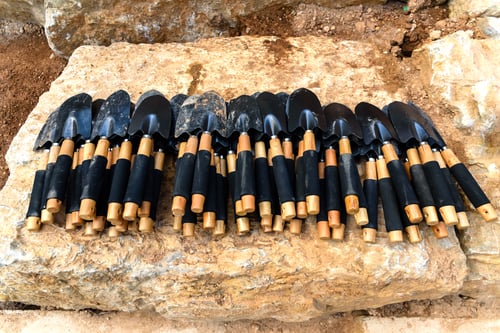 Preview: Stacked gardening shovels ready for use in a workshop.