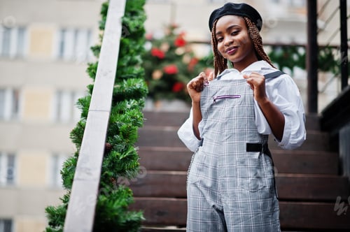 Preview: Black beret woman