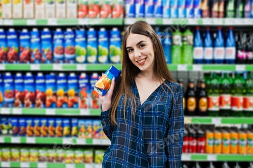 Preview: Woman in the supermarket