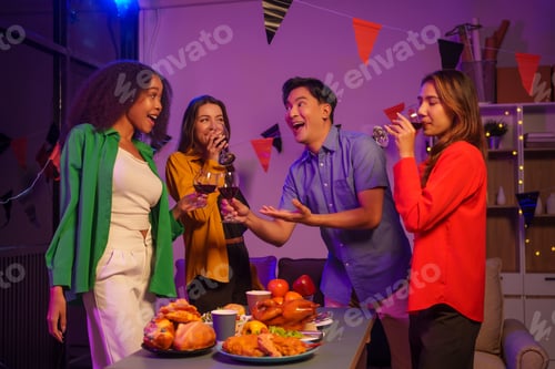 Visualização: Uma mulher afro-americana, uma mulher branca, celebra colegas de trabalho, bebendo, se divertindo, sorrindo juntas.