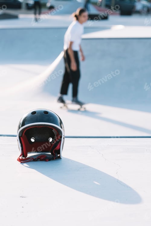 Preview: Protective helmet on the skatepark floor