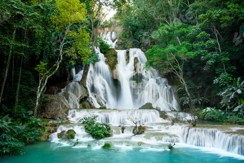 Visualização: Bela foto da cachoeira Kuang Si e de uma piscina de água turquesa cercada por vegetação