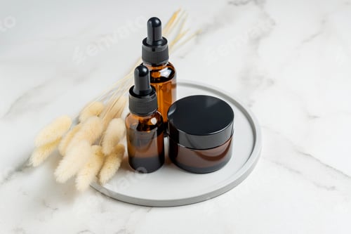 Visualização: Frasco de creme de vidro escuro e frascos conta-gotas com óleo facial em uma bandeja de cerâmica. mockup de contêiner de cosméticos