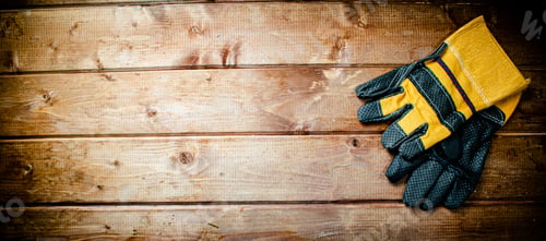 Preview: A pair of construction gloves on the table.
