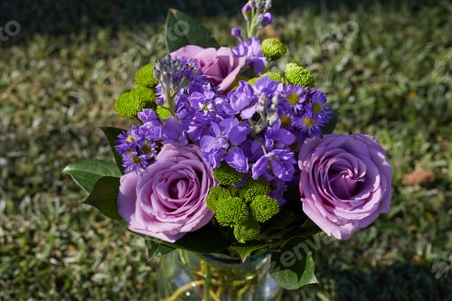 Preview: Top view of purple flowers in the flower vase