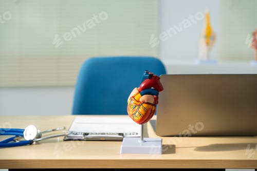 Preview: The doctor's desk in the heart disease clinic is empty. The vascular surgery clinic offers service