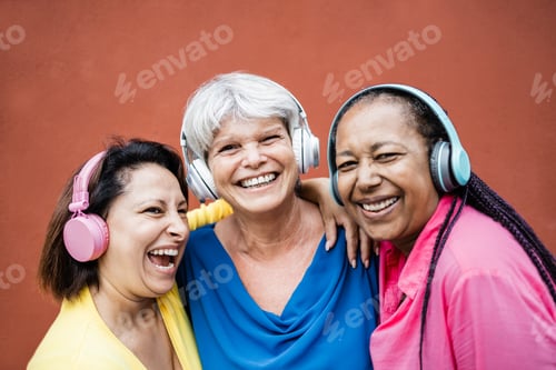 Preview: Multiracial senior woman listen playlist music with headphones together - Elderly lifestyle concept