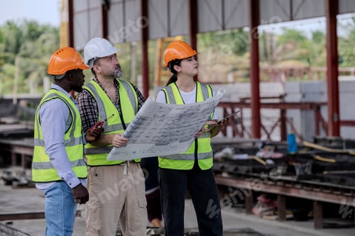 Vorschau: Ingenieur oder Arbeiter, Architektur, in Sicherheitsuniform, Besichtigung und Arbeit auf der Baustelle