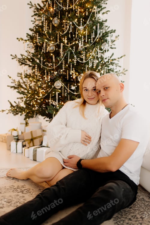 Visualização: O conceito de filmagem de ano novo. Um lindo jovem casal apaixonado em suéteres leves e aconchegantes. Marido