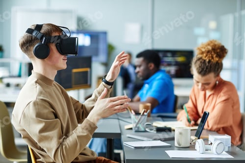 Preview: Man testing new virtual reality game